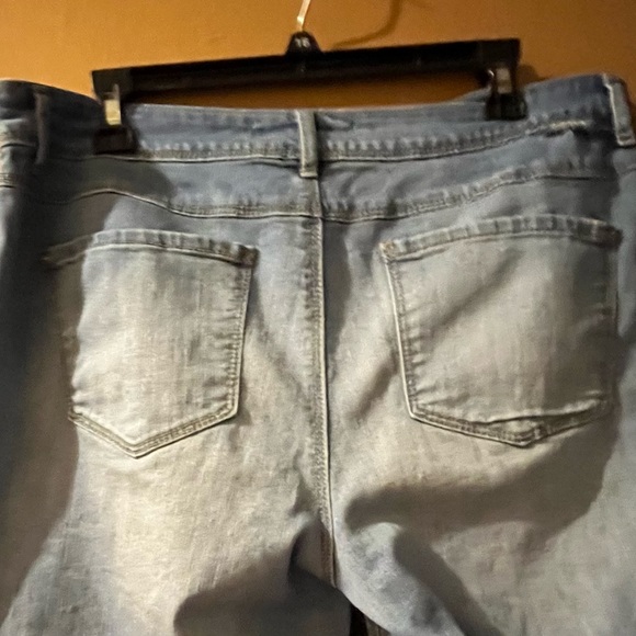 Gently worn kick bottom denim capri - Picture 5 of 5